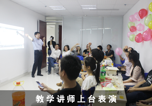 老师和学员一起表演，其乐融融.jpg